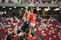 德布劳内连续五场比赛得分超过险胜，老鹰不断突破！观众掌声雷动——开启你的篮球新纪元